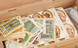 Karel I Standard holland szivaros fadoboz, benne vegyes cigaretta-gyűjtőképek (közte régi filmszínés...