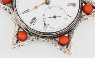 Zsebóra. Dávid-csillagot ábrázoló ezüst (Ag) tokkal koráll golyós díszítéssel. Kulcsos szerkezettel ...