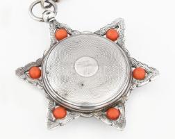 Zsebóra. Dávid-csillagot ábrázoló ezüst (Ag) tokkal koráll golyós díszítéssel. Kulcsos szerkezettel ...