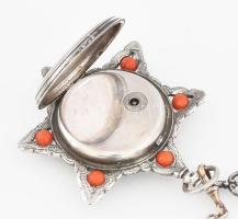 Zsebóra. Dávid-csillagot ábrázoló ezüst (Ag) tokkal koráll golyós díszítéssel. Kulcsos szerkezettel ...