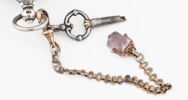 Zsebóra. Dávid-csillagot ábrázoló ezüst (Ag) tokkal koráll golyós díszítéssel. Kulcsos szerkezettel ...