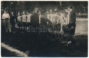 1922 Bucharest, Bukarest, Bucuresti, Bucuresci; Mária román királyné focistákkal a pályán / Queen Marie of Romania on the field with football players. photo (EK)