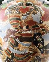 Antik japán padlóváza, faragott fa posztamensen. Japán, cca 20. század eleje, mázas és zománcfestett...