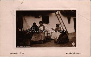 1910 Pusztai élet, hálókötő leány, magyar folklór. Kiss Ferenc felvétele / Hungarian folklore (szakadás / tear)