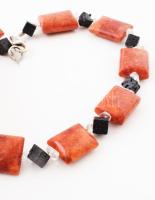 Korall, lávakő és hegyikristály nyaklánc, szögletes szemekkel, ezüst (Ag) kapoccsal, h: 43 cm