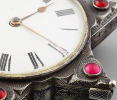 Zsebóra. Dávid-csillagot ábrázoló spindlis ezüst (Ag) zsebóra vésett díszítéssel, rubintokkal ékítve...