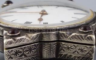 Zsebóra. Dávid-csillagot ábrázoló spindlis ezüst (Ag) zsebóra vésett díszítéssel, rubintokkal ékítve...