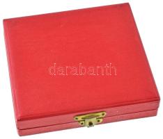 ~1960-1970. "Magyar Édesipari Törzsgárda" műgyantás fém emlékérem tokban (50x50mm) T:XF