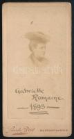 cca 1895-1900 Gabrielle Romaine (1868-1950) színésznő, gyűjtő portréja, Searle Brothers (London) fényképészek műtermében készült, keményhátú vintage mignon fotó, 8x4 cm