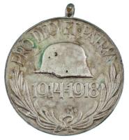 1929. Magyar Háborús Emlékérem kardokkal, sisakkal ezüstözött bronz kitüntetés mellszalag és függesztőkarika nélkül T:XF durva h. Hungary 1929. Hungarian Commemorative War Medal with swords and a helmet silver plated bronze decoration without ribbon and suspension ring C:XF edge error NMK 418.