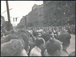 1961 Jurij Gagarin szovjet űrhajós, az első ember a világűrben autós díszfelvonulása Budapesten, fotó, jó állapotban, 18×24 cm