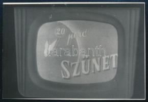 1957 20 perc szünet - képernyőfotó a magyar televíziózás őskorából, fotó hátoldalon dátumozva, 6×9 cm