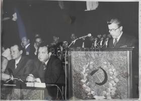 Dr. Dobos János rendőr ezredes, kriminalista, a Kék fény c. TV-műsor sztárjának iratai, fotók, oklev...