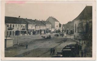 1944 Kézdivásárhely, Targu Secuiesc; Fő tér, Füstös István, Bándy Béláné, Kovács Árpád üzlete, gyógyszertár, piac. Lénárd fényképész kiadása / main square, shops, pharmacy, market (fl)