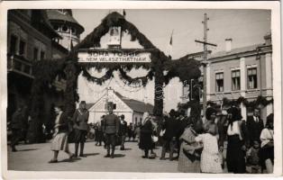 1940 Gyergyószentmiklós, Gheorgheni; Fő tér bevonuláskor, &quot;Soha többé el nem választhatnak!&quot; feliratos díszkapu / entry of the Hungarian troops, main square, Hungarian irredenta propaganda, decorated gate. photo