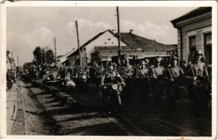 1940 Máramarossziget, Sighetu Marmatiei; bevonulás, katonák motorral, automobile / entry of the Hungarian troops, soldiers on motorbicycles, automobile + "1940 Máramarossziget visszatért" So. Stpl (EM)