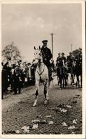 1938 Kassa, Kosice; Vitéz nagybányai Horthy Miklós kormányzó bevonul a felszabadított Felvidékre / entry of the Hungarian troops, Horthy on white horse