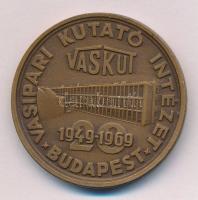 1969. &quot;VASKUT - Vasipari Kutató Intézet Budapest 1949-1969&quot; kétoldalas bronz emlékérem, hátlapon a Selmecbányai Bányászati Akadémia tanulmányi éremsorozatának Kohász jutalomérmének képével, eredeti tokban (45mm) T:AU