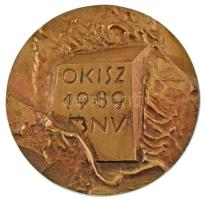 1989. "OKISZ 1989 BNV" egyoldalas, hátoldalon "A BEMUTATOTT KIVÁLÓ TERMÉKÉRT - ELNÖKSÉG" véséssel, öntött bronz plakett (115mm) T:AU