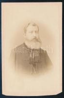 1865 Szilágyi Sándor (1827-1899) történész, az MTA tagja, az Egyetemi Könyvtár igazgatója (1878-tól haláláig), a kora újkori magyar és erdélyi történelem jelentős kutatója; vizitkártya Schrecker Ignác (1834-1888) pesti műterméből, alja vágott, 9,5x6 cm