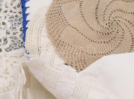 5 db kisebb és 3 db nagyobb hímzett csipke terítő és párnahuzat 80x110 cm ig a kék színűn foltok