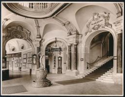 cca 1935 Budapest, Vajdahunyad vár, belső tér, Magyar Film Iroda, Czvek Gyula vintage felvétele, franciául feliratozva, pecséttel jelzett, ezüst zselatinos fotópapíron, 18x23,5 cm