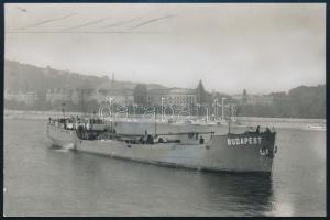 1934 Bp., a Ganz Hajógyár által épített ,,Budapest" tengerjáró hajó próbaútja a Dunán, fotó, a hátoldalon feliratozva, Mladiáta János (1880-1957) haditengerész, hajóépítő mérnök tulajdonosi névbélyegzőjével, 13,5x9 cm