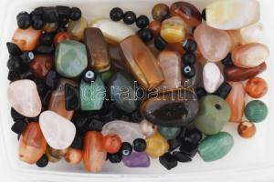 Egy doboznyi drágakő: tigirsszem, jáde, ametiszt, rózsakvarc, stb + egy nyaklánc