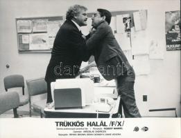cca 1989 előtt készült ,,Trükkös halál" című amerikai film egy jelenete, 1 db vintage produkciós filmfotó (vitrinfotó, lobbyfotó) ezüst zselatinos fotópapíron, a használatból eredő (esetleges) kisebb hibákkal, 18x24 cm
