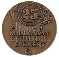 ~1970-1980. "C 25 - A Munkában eltöltött évekért" egyoldalas öntött bronz plakett (98mm) T:AU