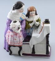 cca 19. sz. második fele, feltehetően osztrák, Figurális kalamáris. Kettévehető, belső tartályok nélkül, kis sérüléssel, illetve egyik figura feje hiányzik. Belül számozásokkal, 19x22 cm