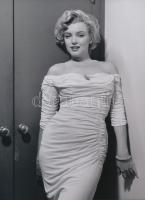 cca 1952 Marilyn Monroe (korábban Norma Jeane) (1926-1962) amerikai színésznő, fotómodell, énekes, Philippe Halsman moziügynökségnek készített felvétele, Pánczél György (1920-?) filmtörténész hagyatékából (film- és színházifotó gyűjteményéből) 1 db modern nagyítás, jelzés nélkül, 21x15 cm