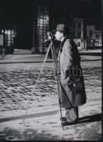 cca 1932 Brassai (eredetileg Halász Gyula) (1899-1984) magyar - francia fotóművész felvétele (Brassai fotografál a párizsi éjszakában), a néhai Fővárosi Fotó Vállalat (FŐFOTÓ) Váci utcai Fotóművészet Galériájának archívumából 1 db modern nagyítás, jelzés nélkül, 21x15 cm