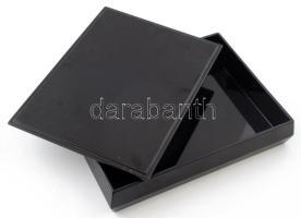 Japán lakk doboz madaras dekorral. Sarkán alul kissé javított 31x24 cm