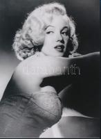 cca 1952 Willinger László (1909-1989) később Laszlo Willinger magyar - amerikai fotóművész, hollywoodi glamour fotós felvétele (Marilyn Monroe), 1 db modern nagyítás, jelzés nélkül, Pánczél György (1920-?) filmtörténész hagyatékából (film- és színházifotó gyűjteményéből), 21x15 cm