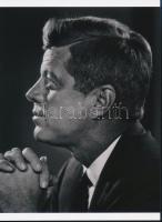 cca 1959 Yousuf Karsh (1908-2002) kanadai fotóművész felvétele (John F. Kennedy), 1 db modern nagyítás, jelzés nélkül, a néhai FOTÓ újság (1954-1989) archívumából 21x15 cm