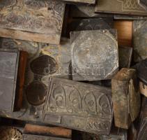 Kovács Géza: Magyar mustrák című, 1926-os vagy 1930-as kiadású könyvének 53 darab klf méretű nyomódú...