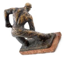 Balázs István (1908-1997): Munkás. cca 1960, jelzett, bronz márvány talapzaton, melyre nincs rögzítv...