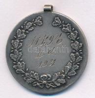 Exner Károly (1850-1919) 1931. Korcsolyázó sportérem füllel, szalag nélkül, "S.G.A. (Scheid ezü...