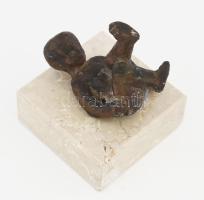 Gádor Magda után: Peti. Patinás bronz, márvány talpazattal, melyre nincs rögzítve. Hátán GM jelzés. Teljes m: 12,5 cm