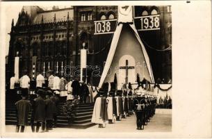 1938 Budapest V. Szent István 900 éves évforduló, aranymise az Országház előtt (szakadás / tear)