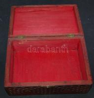 Régi faragott fa bodoz díszes zárral, lóhere faragvánnyal / old wooden box 15x25x10 cm