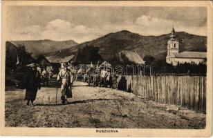 1916 Oroszkő, Ruszkirva, Repedea (Máramaros); utcakép, templom, Vöröskeresztes katonák trénje / street view with church, Red Cross military transport (EB)