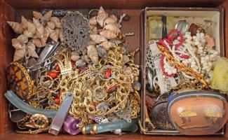 Nagy láda bizsu és egyéb apró cikk. Nyakláncok, brossok, stb 31x21 cm Intarziás fa láda