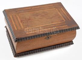 Nagy láda bizsu és egyéb apró cikk. Nyakláncok, brossok, stb 31x21 cm Intarziás fa láda