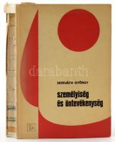 Horváth György: Személyiség és öntevékenység. A szerző, Horváth György által Mohás Lívia (1928-2024) pszichológus, József Attila-díjas író részére DEDIKÁLT példány. Bp., 1978, Tankönyvkiadó. Kiadói kartonált papírkötés, sérült, hiányos gerinccel (a hiányzó gerinc a könyvben.) Mohás Lívia aláhúzásaival és bejelöléseivel.