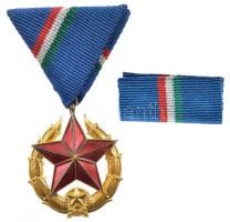 1951. "Közbiztonsági Érem" arany fokozata a rendőrség tagjai részére, szalagsávval, eredeti tokban T:AU NMK 549.