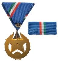 1951. "Közbiztonsági Érem" arany fokozata a rendőrség tagjai részére, szalagsávval, eredet...