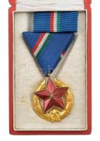 1951. "Közbiztonsági Érem" arany fokozata a rendőrség tagjai részére, szalagsávval, eredet...