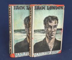 Jack London:  Martin Eden. Erster-Zweiter Band. Einzig berechtigte Übersetung von Erwin Magnus. [Teljes regény, két kötetben.] Berlin, (1927). Universitas Deutsche Verlags-Aktiengesellschaft (Gedruckt in der Buchdruckwerkstätte GmbH.) 269 + [3] p.; 271 + [5] p. Első német kiadás. Jack London (1876-1916) amerikai író önéletrajzi elemekben bővelkedő regénye, a munkás származású hős íróvá válásának küzdelmeit bemutató Martin Eden című művészregény elsőként a Pacific Monthly periodika hasábjain jelent meg, 1908-1909 folyamán, regényalakban a Macmillan adta ki, 1909-ben. Az író karrierjének csúcsán megjelent regény 1927-ben jelent meg német nyelven. A címlapok verzóján régi tulajdonosi bejegyzés, az előzékeken régi kereskedői könyvjegy. (Das gesamte Werk Jack Londons.) Egységes, aranyozott kiadói egészvászon kötésben, felül színes festésű lapszélekkel, színes, illusztrált, sérült kiadói védőborítóban. Jó példány.